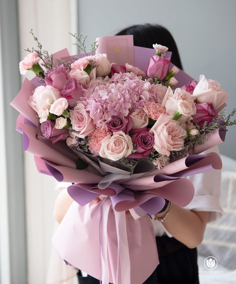 Large bouquet that definitely make her day, hydrangea, roses, carnations, all of that in one bouquet! Flower Bouquet Delivery, Bouquet Of Flowers, Bouquet Of Roses, Large Bouquet Of Flowers Gift, Flowers Bouquet Gift, Big Bouquet Of Flowers, Roses Bouquet Gift, Pink Hydrangea Bouquet, Carnation Bouquet