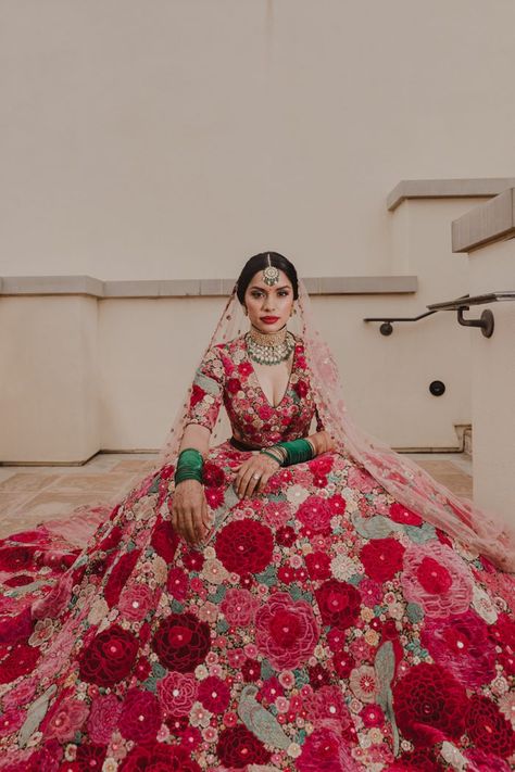 We are completely blown away by this bride's floral embroidered wedding gown! | Image by Mili Ghosh Wedding Diaries Indian Bridal, Haute Couture, India, Indian Outfits, Sabyasachi, Indian Bride Outfits, Indian Dresses, Indian Wedding, Indian Designer Outfits