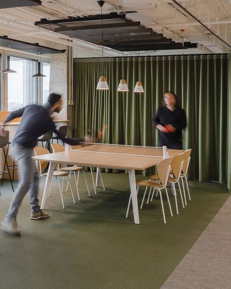 A playful office In the center of Madrid, Zooco has created a unique office space for Goodman Real Estate. The project includes movable curtains, and areas that mix leisure with work. The meeting table is paired with Globus chairs and functions also as a ping pong table. Project: @zoocoestudio Photo: @imagensubliminal Design, Fun Office Design, Innovative Office, Creative Office Space, Cool Office Space, Office Space Design, Office Playroom, Communal Office Space, Office Space