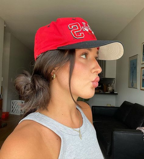 On the days when you want to do something a little more with your 'do, we've got you covered with four hairstyles to elevate your hat look. PC: @arud_ on Instagram Inspiration, Instagram, Work Hairstyles, Hairstyles For Hats, Hairstyles With A Hat, Hair With Hats Ball Caps, Hairstyles With Hats, Hairstyles With Hat, Hairstyle With Hat