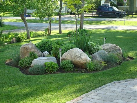 Tips for Landscaping with Rocks and Boulders Large Yard Landscaping, Landscape Rocks, Landscaping With Boulders, Rock Garden Design, Front Landscaping, Rock Garden Landscaping, Front Yard Garden, Diy Landscaping, Landscaping Tips
