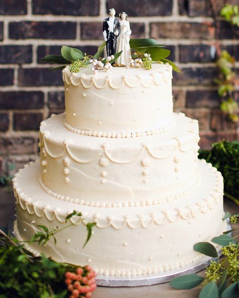Wedding Cake Simple Elegant, Vintage Wedding Cake Topper, Wedding Cakes Elegant, Vintage Cake Toppers, Traditional Wedding Cake, Classic Wedding Cake, Wedding Cake Flavors, Wedding Cakes Blue, Rustic Wedding Cake