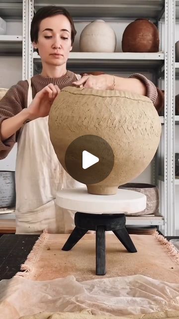 Diy, Pottery, Ceramics Ideas Pottery, Clay Pottery, Ceramic Arts Daily, Hand Built Pottery, Pottery Sculpture, Clay Vase, Contemporary Pottery