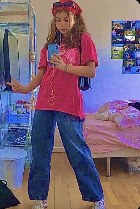 indie/y2k fashion inspo. big shirt big pants. oversized hot pink ti shirt with blue baggy jeans and white airforces. with hair braid and a scarf/bandana. and a small black handbag. Teen Fashion, Hipster, Casual, Indie Kid Outfits, Indie Fits, Indie Kid Style, Indie Outfits, Indie Fashion, Ropa Indie Kid