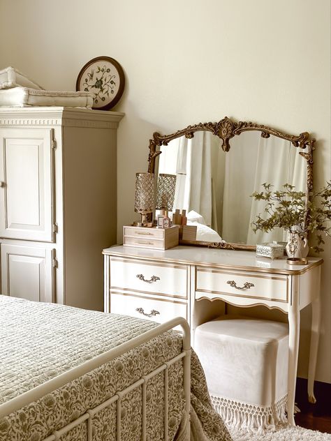 Home Décor, Interior, Bedroom Vintage, White Shabby Chic Bedroom, Vintage Room Ideas French Style, French Bedroom Decor Vintage, French Cottage Bedroom, French Style Bedroom Vintage, Vintage Bedroom Ideas Victorian