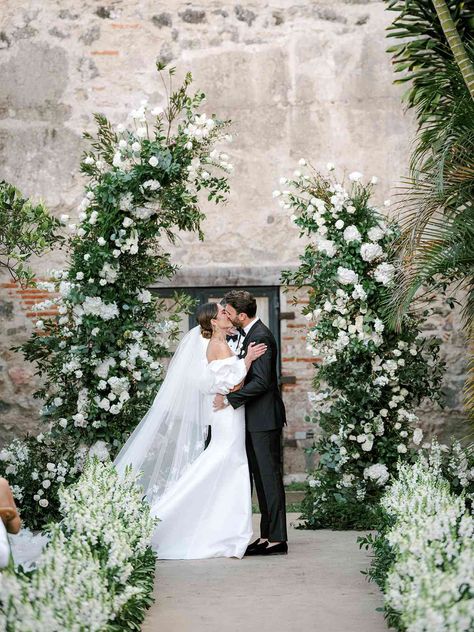 Decoration, Wedding Arches Outdoors, Church Wedding Flowers, Floral Arch Wedding, White Wedding Ceremony, Wedding Altars, White Wedding Arch, Wedding Ceremony Flowers, Mariage