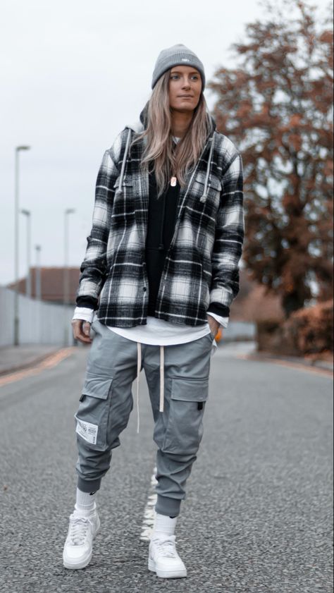 Girl in grey beanie wearing a checkered shirt with grey cargo pants in the middle of the road posing happy wearing white trainers Outfits, Jeans, Streetwear Men Outfits, Flannel Outfits Men, Cargo Pants, Streetwear Fall, Checkered Shirt Outfit, Mens Outfits, Streetwear Inspiration