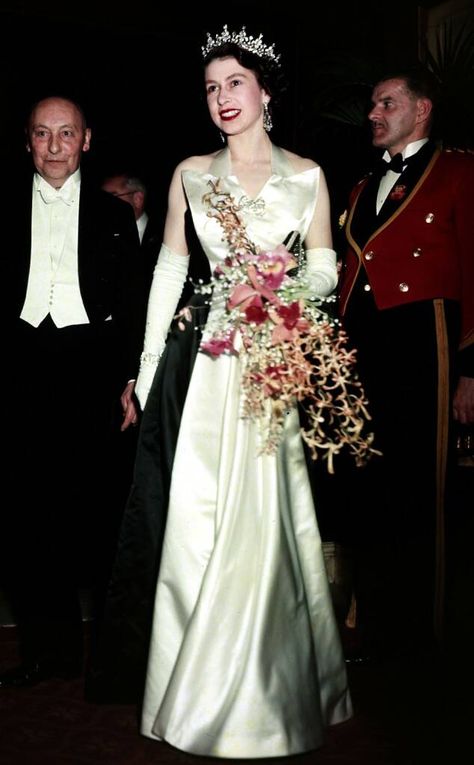 <p>Queen Elizabeth attended a Royal film performance at Leicester Square in London wearing a two-tone gown and matching gloves.</p> Queen, Celebs, Hochzeit, Royal, Royal Family, Model, Royal Fashion, Royal Queen, Mariage