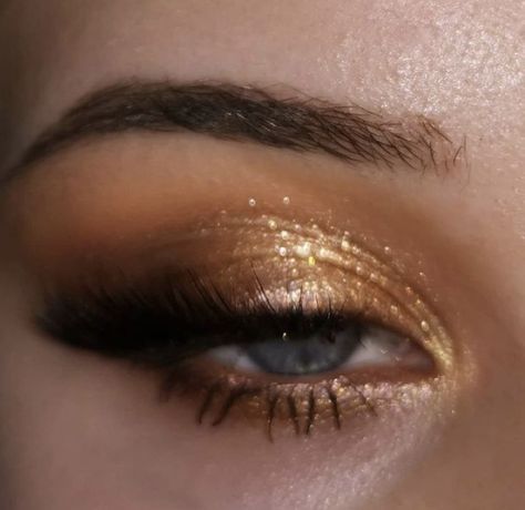 Golden glam eye makeup Haar, Ethereal Makeup, Maquillaje, Maquillaje De Ojos, Goddess Makeup, Maquiagem, Golden Makeup, Golden Eye Makeup, Eye Makeup Pictures