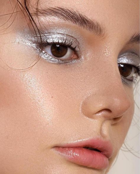 10 Silver Eye Makeup Looks To Tap Into The Soft, Dreamy Gal Within You Beauty Make Up, Make Up, Eye Make Up, Make Up Looks, Beauty Makeup, Makeup Inspo, Makeup Looks, Metallic Makeup, Makeup