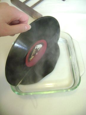 Vinyl bookends, just add hot water! Best Place to buy Vinyl Records Online : http://records-plus.com Upcycling, Studio, Vinyl Records Diy, Vinyl Record Projects, Vinyl Record Crafts, Vinyl Record Art, Vinyl Records, Records Diy, Music Decor