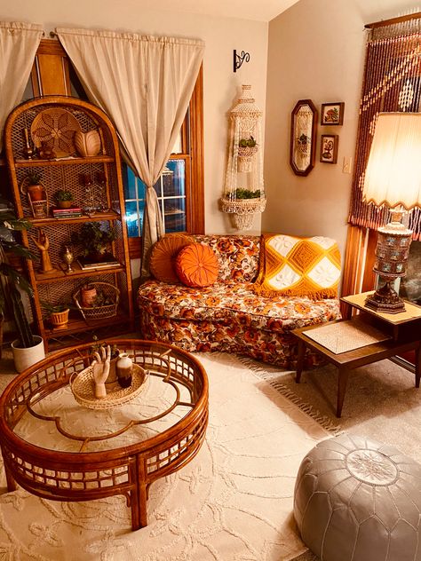 Vintage, Home Décor, Hippie Living Room, Aesthetic Living Room, 80s Apartment Aesthetic, Cozy House, 70s House Aesthetic, 80s Home Aesthetic, 80s House Aesthetic