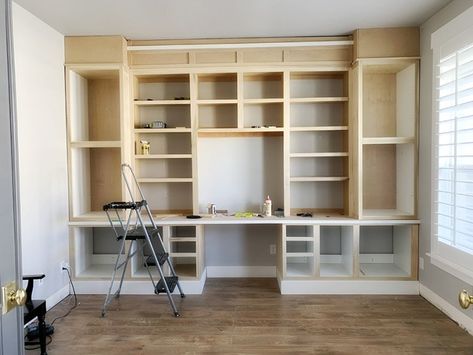 Diy Office Built Ins, Diy Built In Desk, Built In Desk And Shelves, Diy Bureau, Studio In Casa, Styling A Bookcase, Ikea Built In, Office Built Ins, Office Bookshelves
