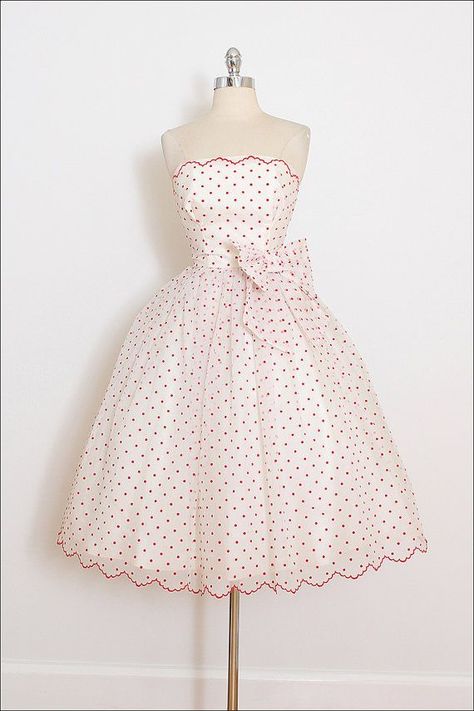 Vintage 50s Dress vintage 1950s dress polka by millstreetvintage Prom, Outfits, Tulle, Gaya Rambut, Styl, Giyim, Cute Dresses, Cute Outfits, Beautiful Outfits