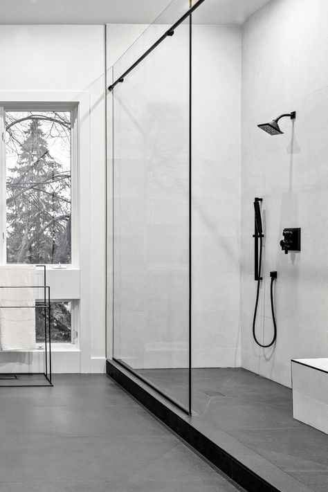 Black Bathroom Floor, Bathroom Shower Tile, Black Tile Bathrooms, Black Tile Bathroom Floor, White Tile Shower, Modern Shower Tile, White Bathroom Tiles, Bathroom Wall Tile, Modern Bathroom Tile