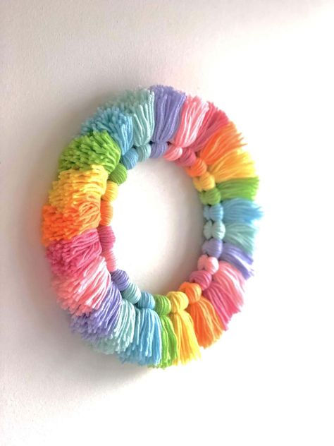Baby Shower Wreaths | Beautiful ideas for creating your own welcome wreath - perfect for the front door. Amazing DIY designs for baby girl, baby boy, and neutral baby wreath ideas. #babyshower #welcomewreath #homedecor Diy, Crafts, Rainbow Wall Hanging Diy, Diy Tassel, Diy Felt Decorations, Macrame Patterns, Diy Rainbow Decor, Diy Yarn Crafts, Diy Rainbow Room Decor