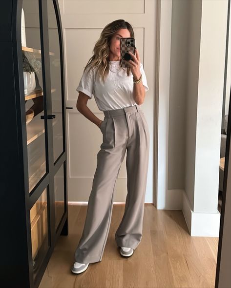 Outfits, Casual Outfits, Slacks For Women, Slacks Outfit, Slacks With Sneakers Women, Casual Work Outfits, Pants Outfit Work, Pants Outfit Casual, Business Casual Outfits For Work