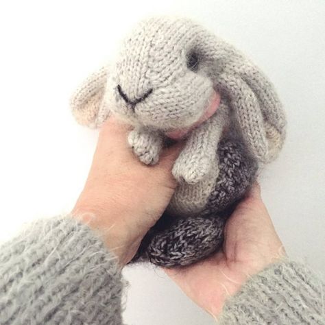 Les modèles de doudous à tricoter de Claire Garland - Plumetis Magazine Knit Patterns, Knitting, Ravelry, Amigurumi Patterns, Crochet, Knitted Bunnies, Knitted Animals, Rabbit Knitting Pattern, Knitted Toys
