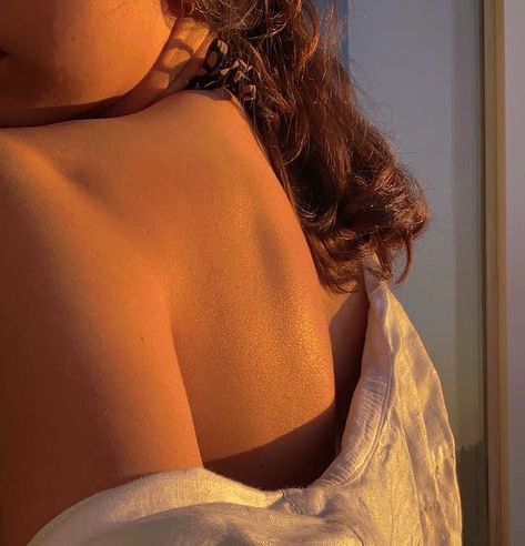 Sun, kissed, sunkissed, back, aesthetic,brown hair, tanned, summer, spring, paris Friends, Soft Girl Aesthetic, Girl Photos, Girl With Brown Hair, Aesthetic Girl, Aesthetic Fits, Brown Girl, Midsummer, Tan Girls