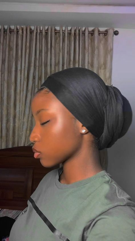 Jersey Scarf head wrap/turban tutorial Short Hair Styles, Gaya Hijab, Haar, Afro, Hair Turban, Hijab, Curly Hair Styles, African Hair Wrap, Pretty Braided Hairstyles