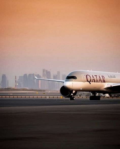 Airbus A350-900 Qatar Airways à Doha/Qatar@aadelnasr #a350 #a350xwb #a350900 #airbusa350 #qatarairways... Disneyland, Doha, Qatar Airways, Qatar Doha, Qatar, Fleet, Red Bull Racing, Airplane, Airplane Wallpaper