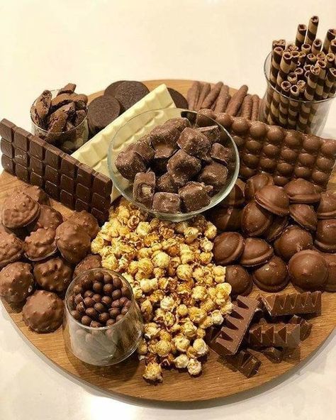 Chocolate Board Ideas and Dessert Board Ideas for your Holiday Party Desserts, High Tea, Snacks, Dessert, Just Desserts, Yummy Food, Chocolate Party, Foodie, Yummy