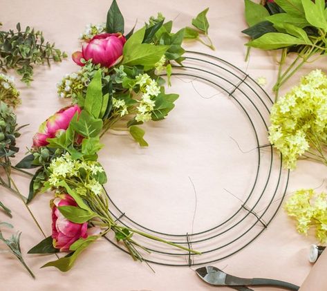How To Use A Wire Wreath Frame | The Koch Blog Diy, Decoration, Wire Wreath Forms, Wire Wreath Frame, Wire Wreath, Diy Spring Wreath, Wreath Making, Metal Flower Wreath, Wire Flowers