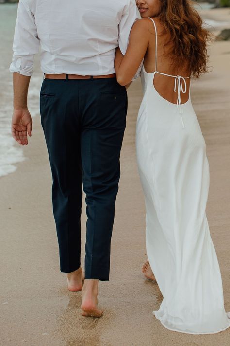 These two wanted to do an adventure photo session with me the same week of their wedding in Hawaii and it was the dreamiest little sunset shoot – the sky burst into colors at the end and it was SO magical. This was after their Big Day and allowed us to showcase other stunning beautiful locations around the island of Oahu! It was a mix between a honeymoon shoot and getting more bridal styled photos with a second outfit to compliment this stunning tropical wedding. Beach Engagement, Beach Engagement Photos, Engagement Pictures Beach, Couples Beach Photography, Beach Photo Session, Couple Engagement Pictures, Couple Beach, Engagement Pictures Poses, Engagement Photo Inspiration