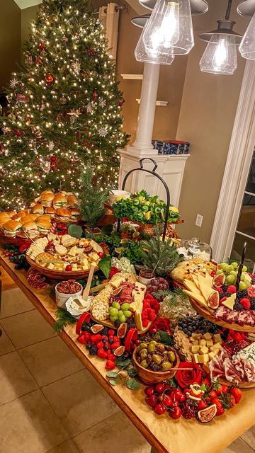 Brunch, Parties, Christmas Charcuterie Board Ideas Holidays, Christmas Buffet Table, Christmas Dinner Buffet, Christmas Dinner Table, Christmas Party Buffet, Christmas Brunch Decorations, Christmas Dinner Party