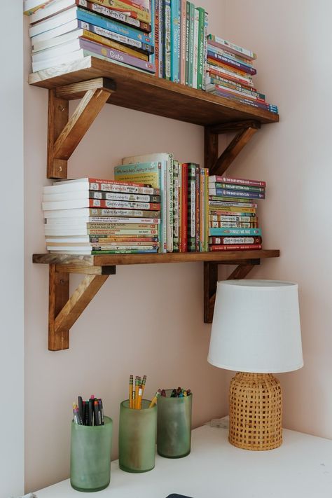 Home Décor, Diy Shelves Ideas, Diy Shelf Brackets, Wood Shelves Bedroom, Shelf Brackets, Diy Bookshelf Wall, Hanging Bookshelves, Shelves In Bedroom, Diy Wall Shelves