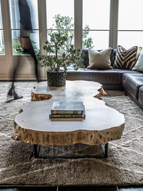 Atlanta designer Alice Cramer says to clear the clutter off of your coffee table and use varying heights to make the surface a showpiece. She… Diy Home Décor, Home Décor, Furniture Design, Interior, Home Decor, Living Room Decor, Inredning, Table Design, Room Decor