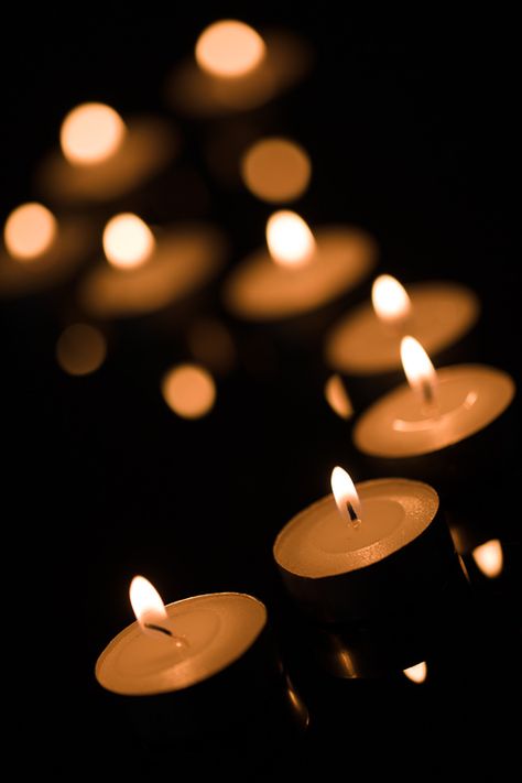An S-shaped row of candles, with the frontmost one emphasized. Canon 5D Mark IV, Canon EF 100/2.8 IS MACRO, 1/60 s, f/2.8, ISO 100, focal length 100 mm Photography, Photo Studio, Photography Projects, Photographer, Photo, Photo Candles, Light Photography, Fotografia, Photographing Candles