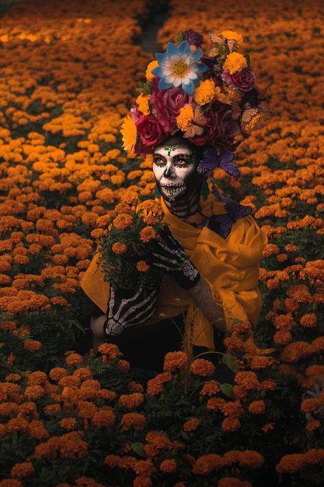 ¡Checa estas increíbles fotografías de los oficios más emblemáticos de nuestro México; vestidos de catrines para enaltecer el Día de Muertos! (📷: @eloscardz) Mexico, Halloween, Oaxaca, Animation, Dia De Los Muertos, Dia De Muertos, Carnaval, La Llorona, Muertos