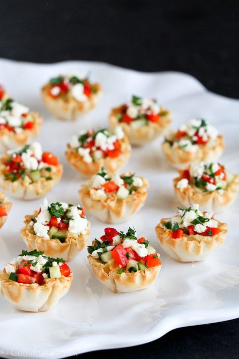 Mini Hummus and Roasted Pepper Phyllo Bites...Quick and easy appetizers! Only 67 calories and 2 Weight Watcher Freestyle SP #appetizer #recipe #vegetarian Dessert, Tart, Yemek, Koken, Eten, Party, Meze, Ciasta, Mad