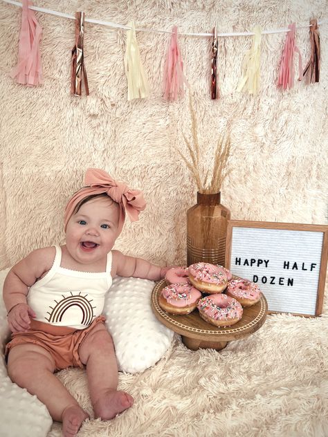 Half dozen themed 6 month old baby photo #6monthsold #photoshoot #donutsgourmet #babygirl #milestones Balayage, Decoration, Baby Pictures, 6 Month Baby Picture Ideas, Baby Milestone Photos Monthly Pictures, Baby Holiday Pictures, Baby Holiday Photos, Baby Monthly Pictures, Monthly Baby Photos Girl