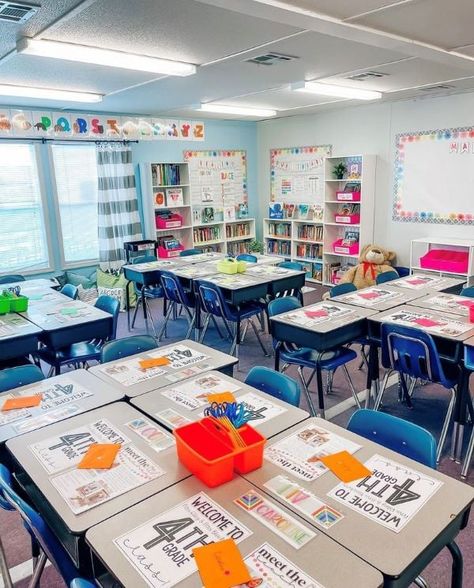 67 Best Classroom Setup Ideas for Back to School - Chaylor & Mads Classroom Layout Ideas Elementary, Classroom Setup Ideas, 4th Grade Classroom Setup, Home Sweet Classroom, Classroom Setup Elementary, Kindergarten Classroom Setup, Classroom Seating Arrangements, Ideas For Back To School, Desk Arrangements