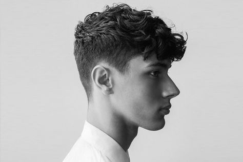 Are you man with either short or long curly hair? If so, you have your options when it comes to haircuts. Here are 50+ haircuts to prove it. Gaya Rambut, Rambut Dan Kecantikan, Cortes De Cabello Corto, Fade Haircut, Curly Hair Men, Wavy Hair Men, Cool Hairstyles For Men, Cool Haircuts, Cool Hairstyles