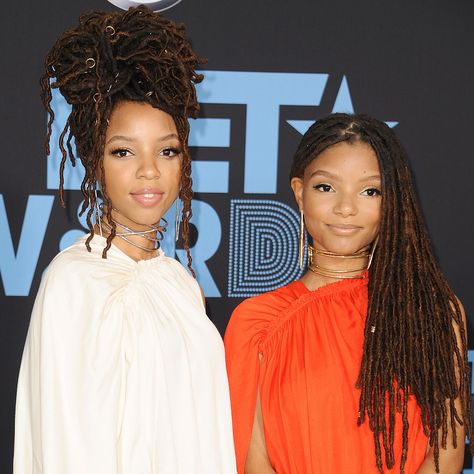 These Hairstyles for Locs Are Super Cute and Ridiculously Easy to Execute https://www.allure.com/gallery/easy-hairstyles-for-locs?utm_campaign=crowdfire&utm_content=crowdfire&utm_medium=social&utm_source=pinterest Chelsea Fc, Chloe And Halle, Chelsea, Tween, Netflix, Afro, Pixie, Bob, Medium Hair Styles