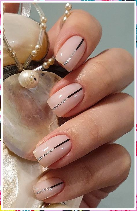 Looking for some festive nail art ideas to really make your holiday season special? Look no further than our top rated christmas nail art ideas! From snowflakes to Santas, we've got you covered. Neutral Nails, Ongles, Modern Nails, Trendy Nails, Perfect Nails, Chic Nails, Work Nails, Classy Nails, Square Nails