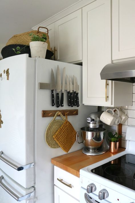 Must Have Small Kitchen Appliances for Healthy Eating Small Pantry Organization, Kitchen Must Haves, Kitchen Items, Small Kitchen Storage, Small Kitchen Organization, Kitchen Baskets, Apartment Kitchen Counter Decor, Top Of The Fridge Organization, Kitchen Ideas For Small Spaces