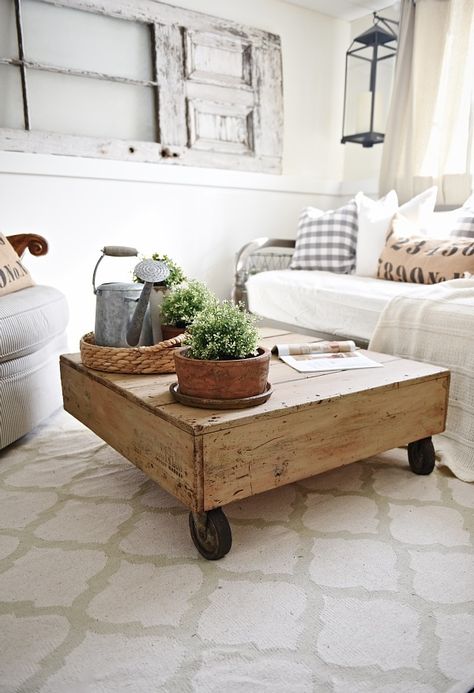 Pallet Coffee Table Diy, Wooden Pallet Coffee Table, Coffee Table With Wheels, Simple Coffee Table, Table For Small Space, Wooden Pallet Furniture, Small Space Diy, Rustic Coffee Tables, Glass Top Coffee Table