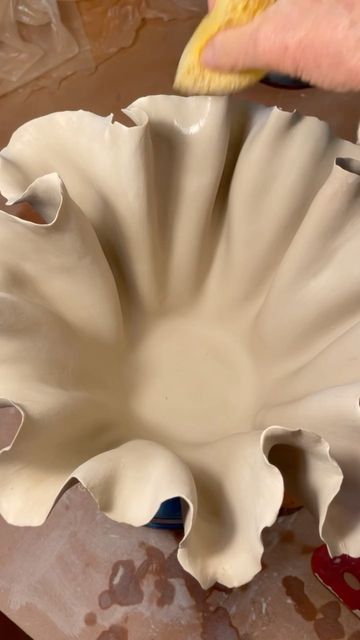 Ceramics Bowls Designs, Ceramics Pottery Bowls, Handmade Pottery Bowls, Pottery Form, Handmade Ceramics Vase, Hand Built Pottery, Pottery Crafts, Diy Pottery, Slab Pottery