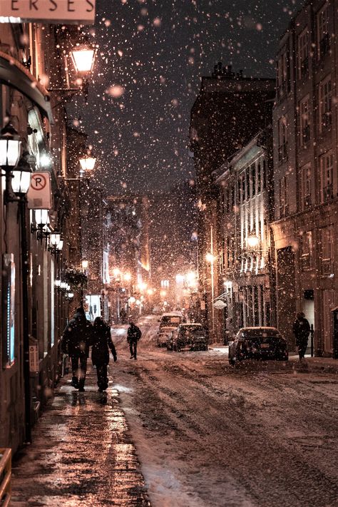 Snap Shot of Montreal, Quebec.  The quiet snowy streets make for dreamy walks in the winter.  Check out the 411 on this fabulous French city at ArtsyChowRoamer.com #travel #canada #quebec #montreal #thingstodoin #weather #hotel #food #sport #tips #guides #funfact Christmas, Resim, Fotos, Jul, Photo, Winter Wallpaper, Christmas Wallpaper, Christmas Aesthetic, Winter Scenes