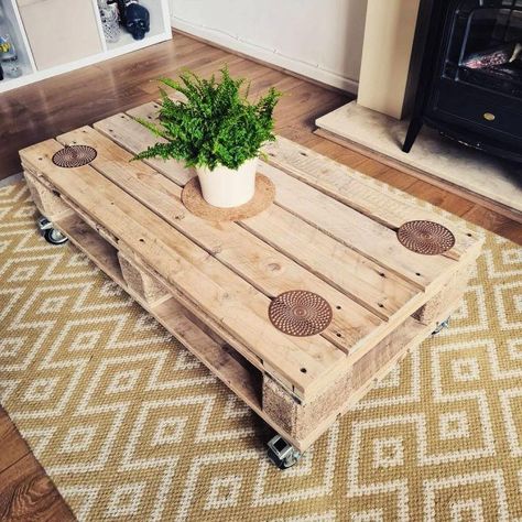 Pallet Coffee Table Diy, Pallet Wood Coffee Table, Coffee Table Out Of Pallets, Wooden Pallet Coffee Table, Wood Pallet Coffee Table, Coffee Table From Pallets, Diy Coffee Table, Coffee Table Wood, Coffee Table Plans