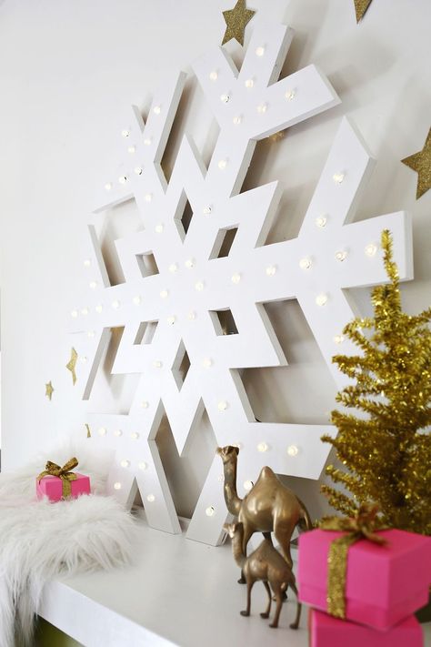 Have to make this! Giant snowflake marquee (click through for tutorial) Christmas Decorations, Decoration, Diy, Diy Christmas Snowflakes, Snowflake Lights, Xmas Lights, Christmas Lights, Christmas Snowflakes, Xmas Decorations