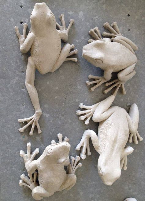 Frog study. Kinda like gesture in sculpture form. Maybe something to do at the high school level leave it open to human or animal Crafts, Animal Sculptures, Ceramic Frogs, Ceramic Animals, Pottery Animals, Clay Animals, Sculpture Clay, Pottery Art, Clay Pottery