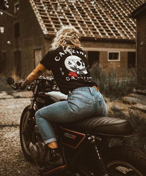 Biker Girl Outfits, Motorcycle Outfits, Biker Aesthetic, Short Coat Jackets, Мотоциклы Cafe Racers, Motorcycle Aesthetic, Bike Photoshoot, Shotting Photo, Look Rock