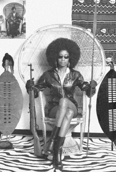 A female member of the Black Panthers holds a gun and a spear in the US in 1969. Hippies, Black Panthers, Black Power, 70s, Vintage Black Glamour, Black Girls Rock, Black Girl Aesthetic, Black Panthers Movement, Black African American