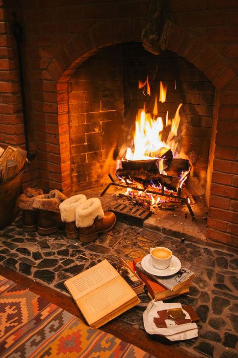 11 Cozy Photos of Fireplaces That Will Make You Want To Stay Inside All Winter Winter, Home Décor, Cozy Fireplace, Cozy Christmas, Cozy Fall, Cozy Aesthetic, Cozy Place, Cozy House, Fireplace