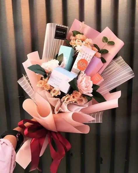 Gifts, Gift Wrapping, Gift Baskets, Flower Gift Ideas, Flower Gift, Gift Bouquet, Flower Bouquet Diy, Diy Gift, Diy Bouquet